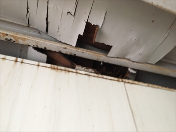 世田谷区砧にて瓦棒葺きの屋根の屋根の点検、谷部分は雨漏りを起こしやすいので気を付けましょう